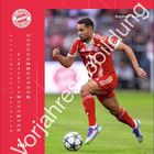 „Vorjahresabbildung“ und „Raphaël Guerreiro“. Kalender des FC Bayern, Fußballspieler im roten Trikot.