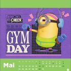 Text: "Minions Fit Check", "Gym Day", "Mai". Illustration eines Minions mit Hanteln, lila Hintergrund, grüne Leiste unten.