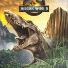 „Jurassic World“-Logo oben. Großes Maul eines Dinosauriers im Vordergrund, grüne Pflanzen, Hintergrund mit Bergen und Himmel.