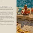 Erdbeer-Basilikum-Gin-Smash-Rezept mit Zutatenliste und Zubereitung. Goldener Shaker und Getränke am Pool.