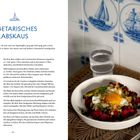 "Vegetarisches Labskaus" steht oben mit Rezeptdetails. Links Text, rechts Teller mit rotem Gericht, Ei und Kapern, blaue Fliesen.