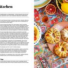 "Feigenplätzchen - Cuccidati" Rezept. Links Textanleitung, rechts fertiges Gebäck auf einem bunten Tuch mit Getränk und Früchten.