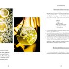 "Holunderblütensirup". Zutaten und Anleitung für Holunderblütenwasser und -sirup. Links Zitronenscheiben auf Blüten, rechts Blüten in Flasche.