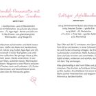 Links: Rezept für Mandel-Pannacotta mit karamellisierten Trauben, rechts: Rezept für saftigen Apfelkuchen. Beides mit Zutaten und Zubereitung. Zarte florale Verzierungen.