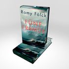 „Romy Fölck, Fünf Fremde. Nur einer kennt das tödliche Geheimnis, das sie alle verbindet.“ Thriller-Cover mit stürmischer See.