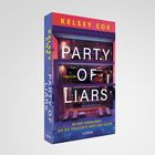 "PARTY OF LIARS" in großen Buchstaben, darunter "Thriller", Autor Kelsey Cox. Gebäudeillustration mit abendlicher Beleuchtung.
