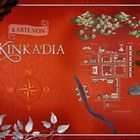 "Karte von Kinkadia" steht über einer detaillierten Stadtkarte auf rotem Hintergrund. Links unten ein Kompass.