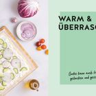 "WARM & ÜBERRASCHEND. Gurke kann auch frittiert, gebacken und geschmort." Links Zutaten mit Gurken und Zwiebeln.
