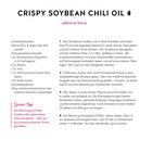 CRISPY SOYBEAN CHILI OIL, raffinierte Würze. Zutaten: Knoblauch, Öl, Sesamöl, Chilipulver, Zucker, Salz, Five Spice, Sesam, Erdnüsse, Sojabohnen. Zubereitung in 4 Schritten. Servier-Tipp: Mit Reis oder Gemüse genießen.