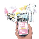 „TUK TUK SPECIAL“ steht auf einem Smartphone. Illustration mit Tuk-Tuk, Auto und Elefant im Hintergrund.