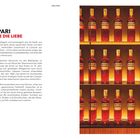 Linke Seite: „CAMPARI ROT WIE DIE LIEBE“ Text über Camparis Geschichte. Rechts: Ein Regal mit Flaschen, rot leuchtend.