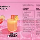 Süße Abkühlung: Rezepte für Strawberry Margarita und Agua Fresca auf rosa Hintergrund. Zwei passende Getränke im Glas.