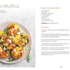 "Spinat-Muffins mit Feta" steht links groß. Rechts enthält der Text Zutaten und Zubereitungsschritte. Links ist ein Teller mit Muffins.