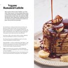 Vegane Bananenwaffeln: Rezept, Zutaten und Zubereitungstipps. Rechts abgebildet: Waffelstapel mit Bananen und Sirup.