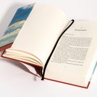 Der Text beginnt mit "1 Westaustralien". Ein aufgeschlagenes Buch mit schwarzem Leseband und farbigem Schutzumschlag.