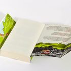 Texte loben den Autor für Spannung, Fähigkeiten, und Meisterschaft. Zu sehen ist ein Buch mit grün-weißer Landkarte innen.