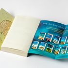 "Die Pierre-Durand-Reihe" zeigt Buchcover auf blauem Hintergrund. Links eine Karte mit Nummern und Ortsnamen.