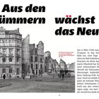 „Aus den Trümmern wächst das Neue“. Schwarz-weißes Foto eines kriegszerstörten Platzes mit teils intaktem Gebäude.