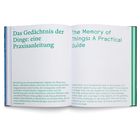 Zwei Buchseiten, links deutscher Text: "Das Gedächtnis der Dinge: eine Praxisanleitung", rechts englischer: "The Memory of Things: A Practical Guide".
