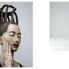 Links steht „NY“, rechts „105“. Eine Skulptur zeigt eine Person mit geschlossenen Augen und dünner, länglicher Frisur.