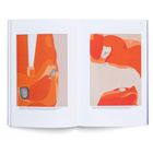 Links: Text unter dem Bild. Rechts: Text unter dem Bild. Beide Bilder zeigen abstrakte, orangefarbene Formen.