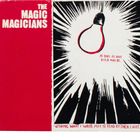 Text: "THE MAGIC MAGICIANS", "AS BARE AS ANY BULB MAY BE.", "WISHING WHAT I WRITE MAY BE READ BY THEIR LIGHT."  
Illustration: Glühbirne in Lichtstrahlen, links roter Hintergrund.