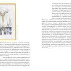 Text auf der linken Seite: "Who the Bær" ohne Geschlecht oder Identität. Illustration zeigt eine abstrakte Bär-Figur in einem gelben Rahmen.