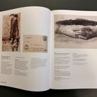 Seite mit Illustrationen von zwei Frauen in Mänteln und gefalteten Händen. Enthält Beschreibungen und Datierungen aus 1902.