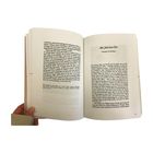 Links oben englischer Text über Erinnerungen an Kunst. Rechts ein Kapitelbeginn: „Am falschen Ort“ von Haytham El-Wardany.