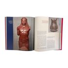 Links: "Abb. 26: Ägyptisierender..." Rechts: ein Bronzeguss-Gefäß. Links: rote Skulptur eines stehenden Mannes.