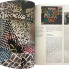 „Malerei und das Erhabene” links Text über Simon Hantai. Rechts Kunstwerke und erklärender Text. Bunte Muster.