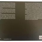 Text über Uwe Wittwers Werk, das auf kollektiven visuellen Erinnerungen basiert. Links unten: zwei Logos.