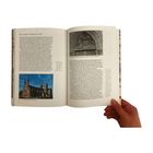 "Die Abtei St. Martin in Laon" beschreibt die Geschichte und Architektur einer Abtei. Links sind ein Foto der Abtei und rechts ein Relief.