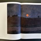 Text: „Mond über Landschaft, um 1900.“ Dunkle Landschaft unter einem orangefarbenen Mond, ein Baum am Horizont.