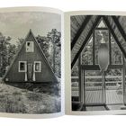Seitenzahlen 152 und 153. Links: A-förmiges Haus mit Wald im Hintergrund. Rechts: Innenansicht mit großem Fenster.