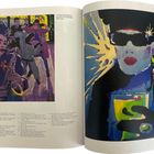 Links: "Zwei unvernünftliche Entwürfe: Punk und New Wave, 1980er-Jahre." Links: Jazzszene, rechts: Person mit Sonnenbrille.