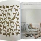 „Sons and Couch, 2025“ und „Dogs: Utility, Toy, Hound, Terrier, 2025“. Links Hundeskulpturen, rechts zwei Personen auf einem Sofa.