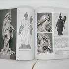 Fig. 1-4 und 1-5 Darstellung antiker Statuen und Illustrationen von Frauen in prächtigen Gewändern. Texte beschreiben die Figuren.