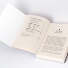 Zu sehen sind ein Inhaltsverzeichnis und ein Vorwort von Roxie Nafousi in einem geöffneten Buch.