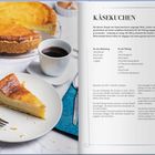 "Käsekuchen" Rezeptseite mit Bild: Oben ganzer Kuchen; unten Stück auf Teller, Gabel, Kaffee daneben.