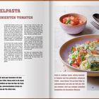 **Trüffelpasta mit marinierten Tomaten**  
Ein Rezepttext neben einem Bild von Pasta mit Tomaten, Parmesanraspeln und Trüffelscheiben.