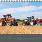 Text: "09 September", "profi", Kalenderansicht. Zwei rote Traktoren arbeiten auf einem Stoppelfeld unter blauem Himmel.
