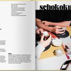 Rezept für Schokoladen-Mandel-Kuchen. Links: Anleitung und Zutaten. Rechts: Menschen genießen Kuchen an einem Tisch.