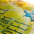 "VON DER WURZEL BIS ZUM WIPFEL", Illustration eines Waldes mit einem Kind, Tieren und Pflanzen in lebendigen Farben.