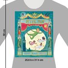 "PETER PAN" in großer Schrift, darunter fliegende Kinder in bunten Schlafanzügen über London. Illustration auf grauem T-Shirt.