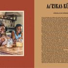 Afrikas Küche: Königliche Körner. Zwei lachende Frauen in einer Küche mit Gläsern voller Getreide vor sich. Rechts ein langer Text.