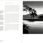 "The Cave of Secrets" und "The Universe Conspires" sind die Texte. Links ist ein längerer Text, rechts ein Fluss mit Bergen.