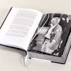 Ein aufgeschlagenes Buch zeigt links Text zur Einführung, rechts ein Schwarz-Weiß-Foto eines Mannes in Fransenjacke.