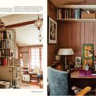 Text: "EINBLICK: Das Eigenheim. Ulrika und ihre Familie leben hier." 

Eine gemütliche Ecke mit Regalen voller Bücher, ein Schreibtisch mit Lampe und Schreibutensilien, Holzwände und dekorative Elemente.
