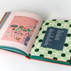 Links ist eine Karte mit Ortsnamen wie NARUTO und TOSHIMA. Rechts ein Textfeld auf grünem Muster. Buch aufgeschlagen.